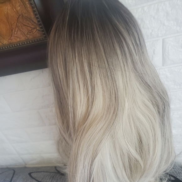 NWOT Ash Blonde Dark Rooted Synthetic Wig - Picture 15 of 15